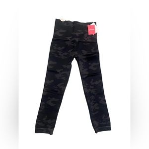 NWT Spanx Black Camo Lamn Crop Leggings Size Small Gym Yoga